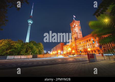 Hôtel de ville de Berlin (Rotes Rathaus) et tour de télévision (Fernsehturm) la nuit - Berlin, Allemagne Banque D'Images