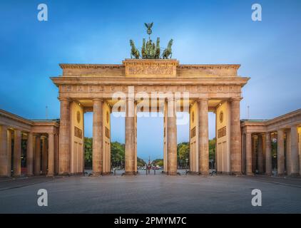 Porte de Brandebourg éclairée - Berlin, Allemagne Banque D'Images