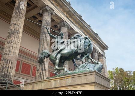 Amazone à cheval Statue en face du musée Altes (ancien musée) - Berlin, Allemagne Banque D'Images