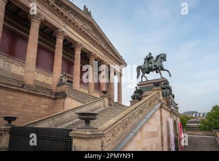 Friedrich Wilhelm IV Statue en face de l'Alte Nationalgalerie (ancienne galerie nationale) à Museum Island - Berlin, Allemagne Banque D'Images