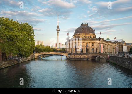 Musée de la Bode et rivière Spree avec tour de télévision en arrière-plan - Berlin, Allemagne Banque D'Images