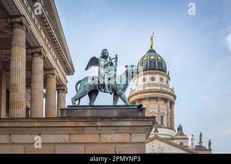 Panther avec le génie de la musique Sculpture devant la salle de concert de Berlin à la place Gendarmenmarkt - Berlin, Allemagne Banque D'Images