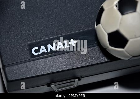 Marseille, France. 15th avril 2023. Dans cette illustration, le logo CANAL et une mini-boule de football sont visibles sur un décodeur de la chaîne. Les émissions de la Ligue 1 de football et des 14 meilleurs matches de rugby ont été perturbées sur 15 avril 2023 par un mouvement social de techniciens d'un fournisseur de chaînes de télévision qui exigeaient une amélioration de leurs conditions de salaire. (Credit image: © Gerard Bottino/SOPA Images via ZUMA Press Wire) USAGE ÉDITORIAL SEULEMENT! Non destiné À un usage commercial ! Banque D'Images