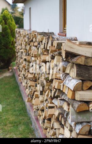 bois haché entreposé par une maison de banlieue Banque D'Images