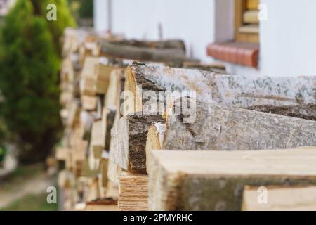 bois haché entreposé par une maison de banlieue Banque D'Images