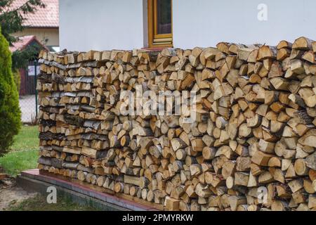 bois haché entreposé par une maison de banlieue Banque D'Images