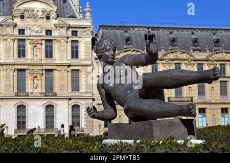 Le Pavillon de flore au Palais du Louvre à Paris est vu derrière la sculpture l'Air d'Aristide Maillol, située dans le jardin du carrousel. Banque D'Images