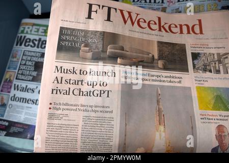 "usk lance ai start up to Rival ChatGPT" Financial Times FT titre du journal page couverture Elon Musk article FTWeekend 15 avril 2023 Londres UK Banque D'Images