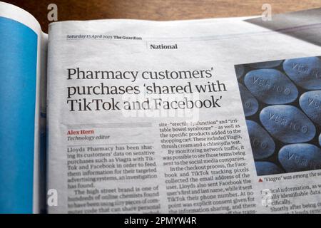 Les achats de « clients de pharmacie » ont été « partagés avec TikTok et Facebook ». Journal Guardian, titre de l'article de partage de données, écrêtage 15 avril 2023, Londres, Royaume-Uni Banque D'Images