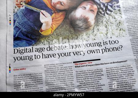 « Débat numérique sur l'âge : quel âge est trop jeune pour avoir votre propre téléphone ? » Journal Guardian titre enfants téléphone portable article 15 avril 2023 Royaume-Uni Banque D'Images