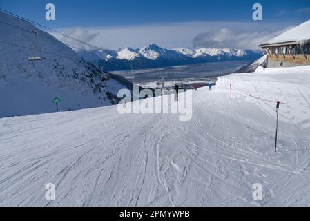 Piste de ski mène à la vallée. Banque D'Images