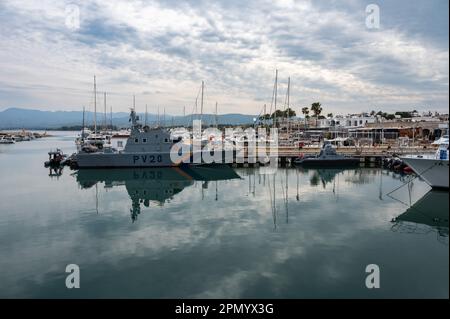 Latsi, poli Crysochous, Chypre, 22 mars 2023 - vue sur la baie et le port du village Banque D'Images