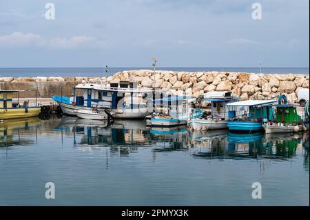 Latsi, poli Crysochous, Chypre, 22 mars 2023 - vue sur la baie et le port du village Banque D'Images