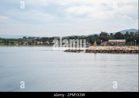 Latsi, poli Crysochous, Chypre, 22 mars 2023 - vue sur la baie et le port du village Banque D'Images