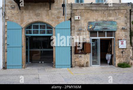 Polis Chrisochous, Chypre, 22 mars 2023 - vue typique sur les rues étroites du village Banque D'Images