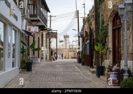 Polis Chrisochous, Chypre, 22 mars 2023 - vue typique sur les rues étroites du village Banque D'Images