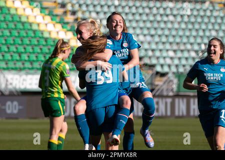 Rotterdam, pays-Bas. 15th avril 2023. Den Haag, pays-Bas, 15 avril 2023: Les joueurs de PSV célèbrent après avoir marqué pendant le match KNVB Beker vrouwen entre ADO Den Haag et PSV à Bingoal Stadion à Den Haag, pays-Bas. (Leitting Gao/SPP) crédit: SPP Sport presse photo. /Alamy Live News Banque D'Images