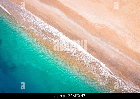 Plage turquoise en Croatie vue aérienne, archipel méditerranéen Banque D'Images