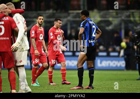 Denzel Dumfries du FC Internazionale semble abattu lors du match de football italien série A FC Internazionale vs Monza au stade San Siro de Milan, Italie sur 15 avril 2023 Credit: Piero Cruciatti/Alamy Live News Banque D'Images