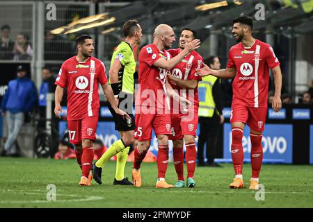 Luca Caldirola de Monza célèbre après avoir marqué un but lors de la série italienne Un match de football FC Internazionale vs Monza au stade San Siro de Milan, Italie sur 15 avril 2023 Credit: Piero Cruciatti/Alay Live News Banque D'Images