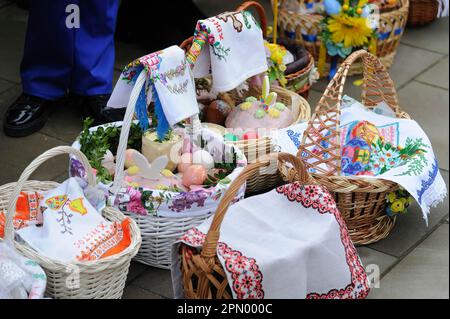 Lviv, Ukraine. 15th avril 2023. Panier de Pâques vu avant la consécration dans une église catholique grecque alors qu'ils célèbrent Pâques pour marquer la résurrection de Jésus Christ des morts et la fondation de la foi chrétienne. Crédit : SOPA Images Limited/Alamy Live News Banque D'Images