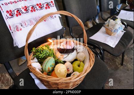 Lviv, Ukraine. 15th avril 2023. Panier de Pâques vu avant la consécration dans une église catholique grecque alors qu'ils célèbrent Pâques pour marquer la résurrection de Jésus Christ des morts et la fondation de la foi chrétienne. Crédit : SOPA Images Limited/Alamy Live News Banque D'Images