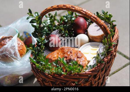 Lviv, Ukraine. 15th avril 2023. Panier de Pâques vu avant la consécration dans une église catholique grecque alors qu'ils célèbrent Pâques pour marquer la résurrection de Jésus Christ des morts et la fondation de la foi chrétienne. Crédit : SOPA Images Limited/Alamy Live News Banque D'Images