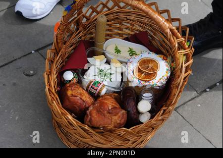 Lviv, Ukraine. 15th avril 2023. Panier de Pâques vu avant la consécration dans une église catholique grecque alors qu'ils célèbrent Pâques pour marquer la résurrection de Jésus Christ des morts et la fondation de la foi chrétienne. Crédit : SOPA Images Limited/Alamy Live News Banque D'Images