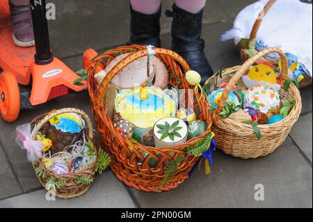 Lviv, Ukraine. 15th avril 2023. Panier de Pâques vu avant la consécration dans une église catholique grecque alors qu'ils célèbrent Pâques pour marquer la résurrection de Jésus Christ des morts et la fondation de la foi chrétienne. (Photo de Mykola TYS/SOPA Images/Sipa USA) crédit: SIPA USA/Alay Live News Banque D'Images