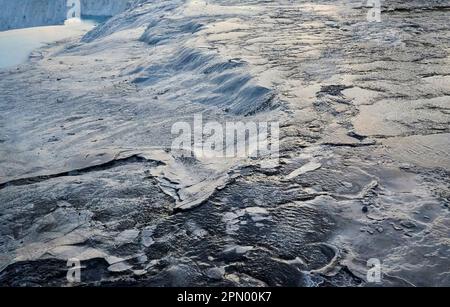 Une perspective aérienne du paysage idyllique entourant les piscines thermales de Pamukkale en Turquie Banque D'Images