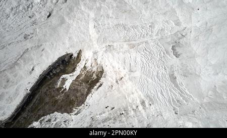 Une perspective aérienne du paysage idyllique entourant les piscines thermales de Pamukkale en Turquie Banque D'Images