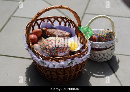 Lviv, Ukraine. 15th avril 2023. Panier de Pâques vu avant la consécration dans une église catholique grecque alors qu'ils célèbrent Pâques pour marquer la résurrection de Jésus Christ des morts et la fondation de la foi chrétienne. (Photo de Mykola TYS/SOPA Images/Sipa USA) crédit: SIPA USA/Alay Live News Banque D'Images