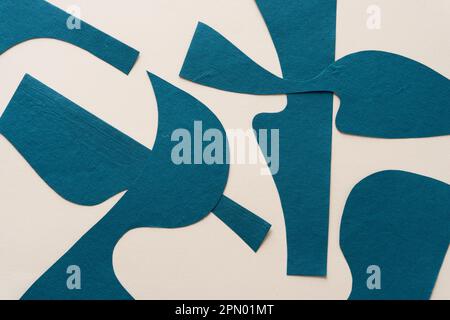 découpez des formes de papier bleu sur du papier blanc Banque D'Images