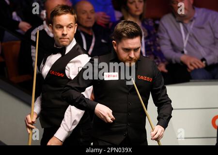 Ali carter et Jak Jones pendant la première journée du Championnat du monde de Snooker de Cazoo au Crucible Theatre, Sheffield. Date de la photo: Samedi 15 avril 2023. Banque D'Images