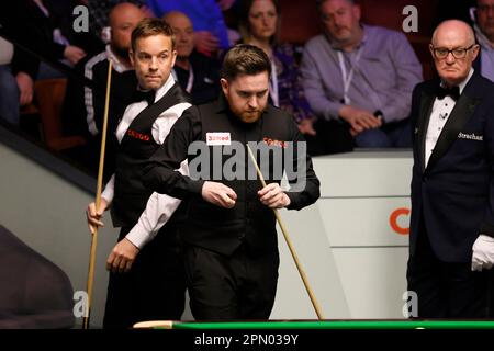 Ali carter et Jak Jones pendant la première journée du Championnat du monde de Snooker de Cazoo au Crucible Theatre, Sheffield. Date de la photo: Samedi 15 avril 2023. Banque D'Images