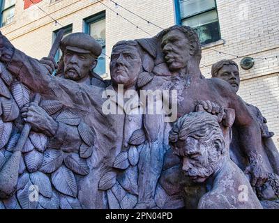 Statue d'immigrants, érigée à l'extérieur du palais de justice du comté de Harrison à Clarksburg, en Virginie-Occidentale, dans le cadre de la célébration du bicentenaire de la ville Banque D'Images