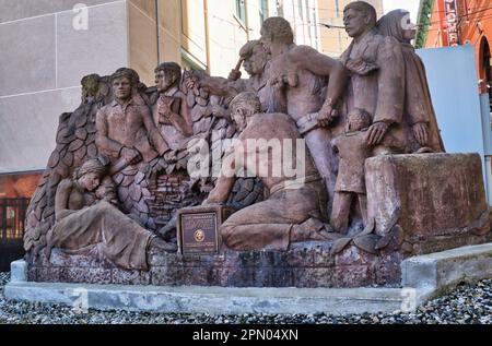 La statue de l'immigrant représentant la diversité de la population de Clarksburg et des environs, une statue a été érigée sur la place du palais de justice. Banque D'Images