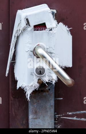 Porte détruite, accès aux toilettes publiques Banque D'Images