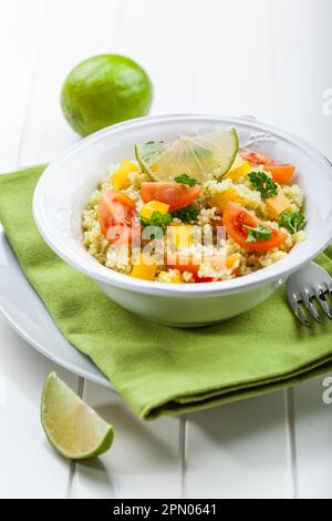 Cous Cous avec légumes et herbes Banque D'Images