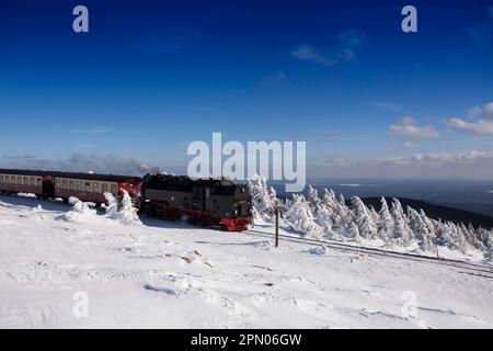 Chemin de fer à voie étroite Brockenbahn au sommet en face de la gare de Brocken, montagnes Harz, Saxe-Anhalt, Allemagne Banque D'Images