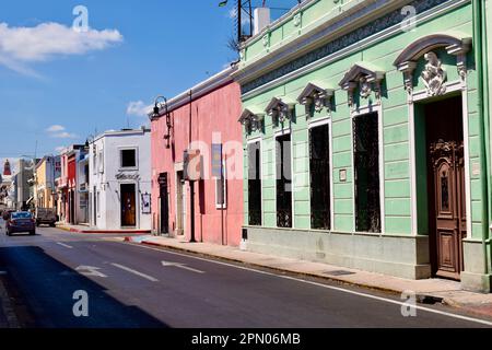 Une rue colorée avec des bâtiments coloniaux restaurés dans la ville historique de Merida, Yucatan, Mexique. Banque D'Images