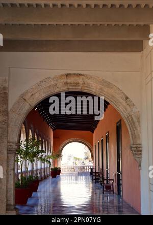 Vue sur l'arcade au sommet du Palais municipal, vue par une arche de pierre. Merida, Yucatan, Mexique. Banque D'Images