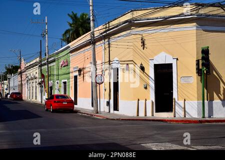 Une jolie rue dans la ville colorée de Merida, Yucatan, Mexique. Banque D'Images