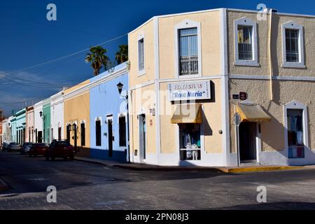 Le coin de 45th rue dans la ville colorée de Merida, Yucatan, Mexique. Banque D'Images