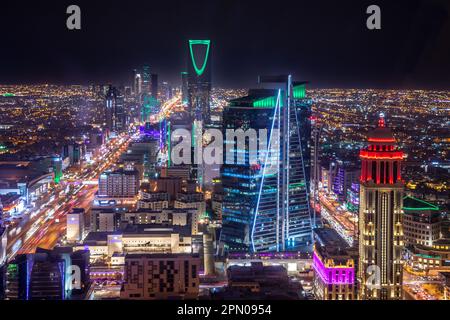 Panorama nocturne du quartier des affaires de la ville de Riyad, Al Riyadh, Arabie Saoudite Banque D'Images