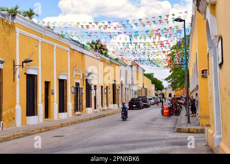 Une rue bordée de papel picado (papier perforé) à Izamal, Yucatan, Mexique. Banque D'Images