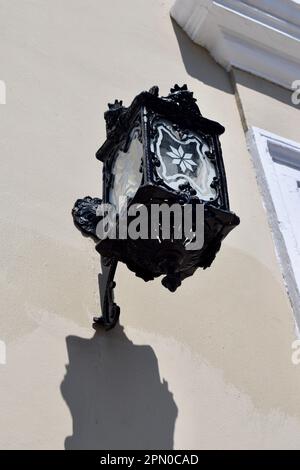 Un mur extérieur décoratif et noir sconce sur un bâtiment dans la belle Merida, Yucatan, Mexique. Banque D'Images