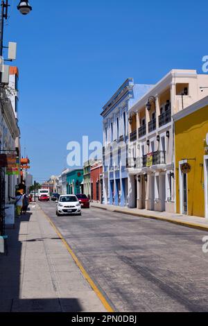 Une rue dans la ville colorée de Merida, Yucatan, Mexique. Banque D'Images