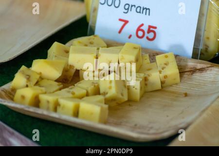 Dégustation de différents fromages dans la fromagerie hollandaise Banque D'Images