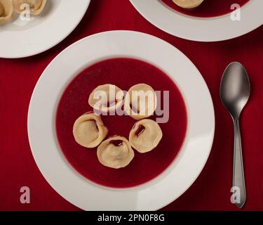 borsch rouge avec ravioli Banque D'Images